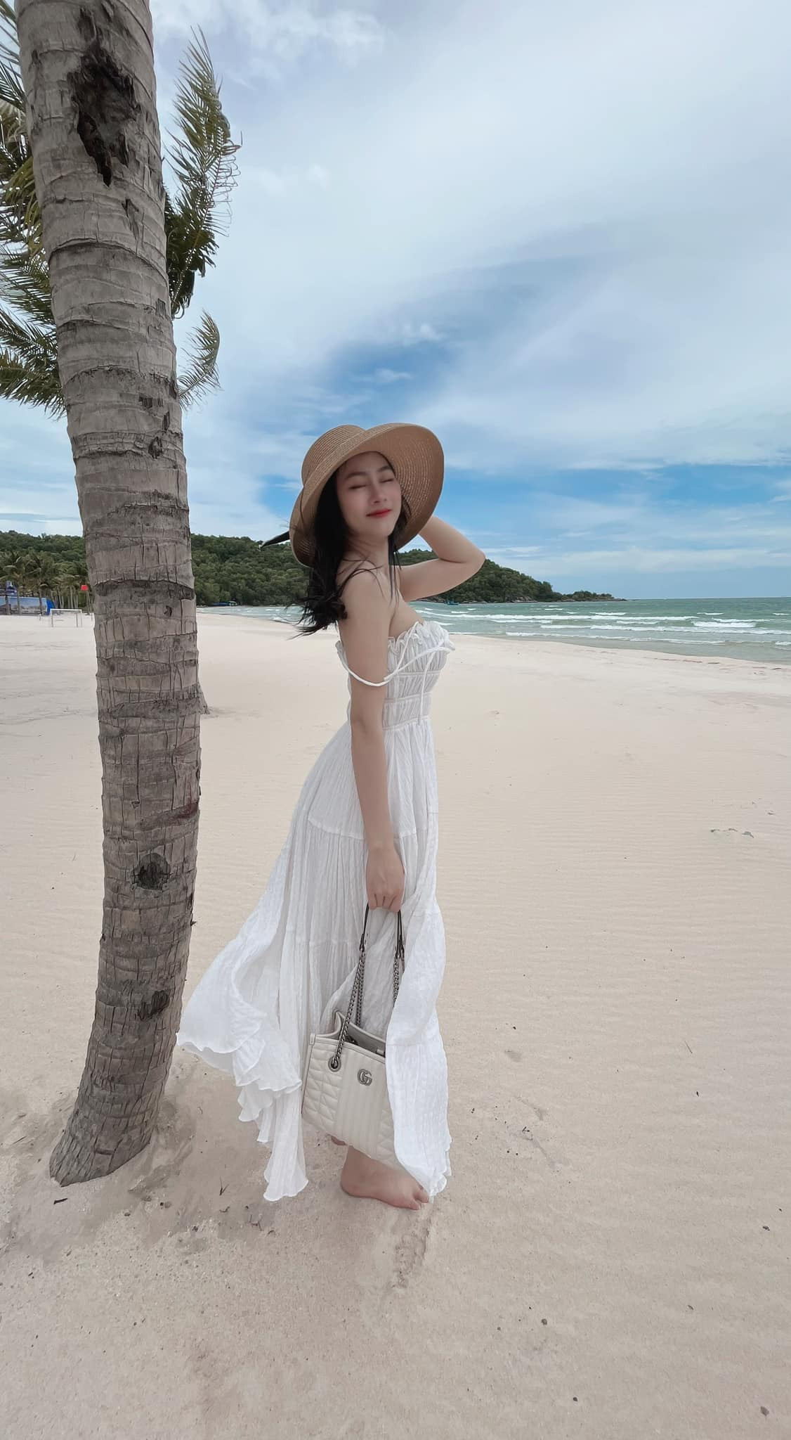 Được biết, ông xã của Yến Xôi là Giảng viên của 1 trường đại học, đồng thời làm quản lý trong công ty gia đình.