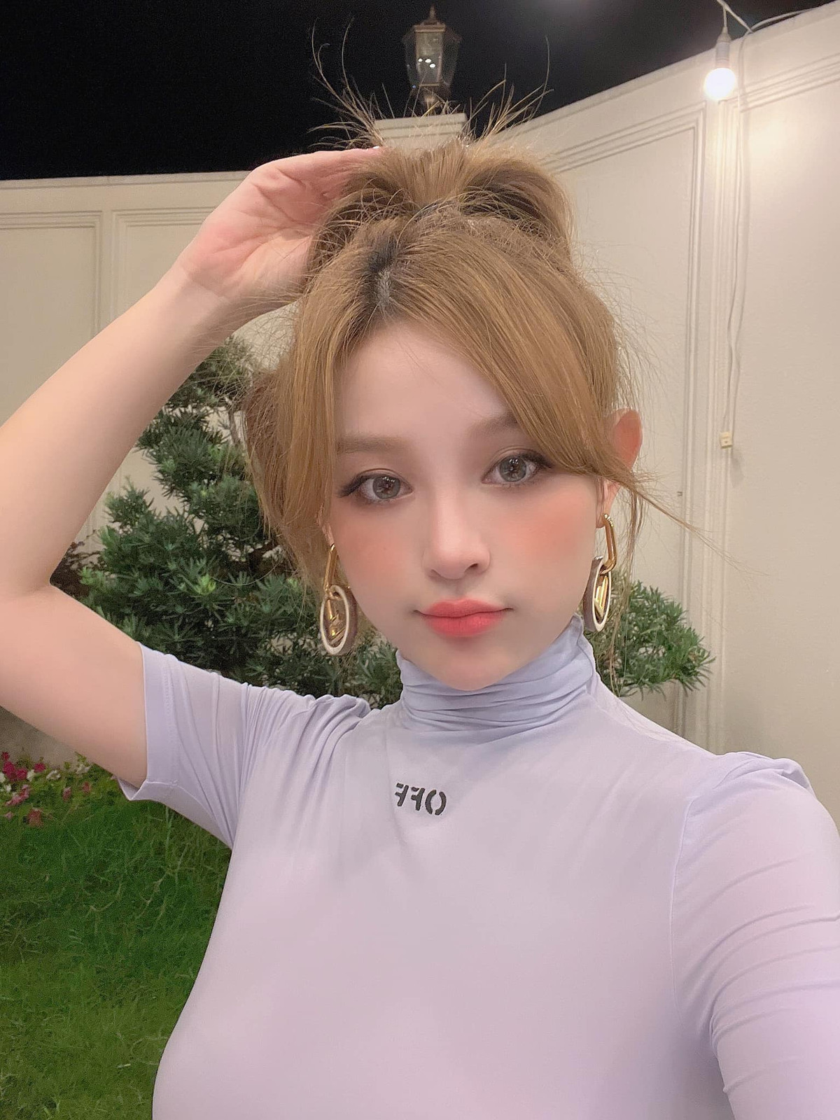 Dù đã là mẹ của 2 đứa con đẹp như thiên thần, cựu hot girl sinh năm 1989 vẫn giữ được nhan sắc không tuổi, ngày càng quyến rũ trẻ trung hơn.