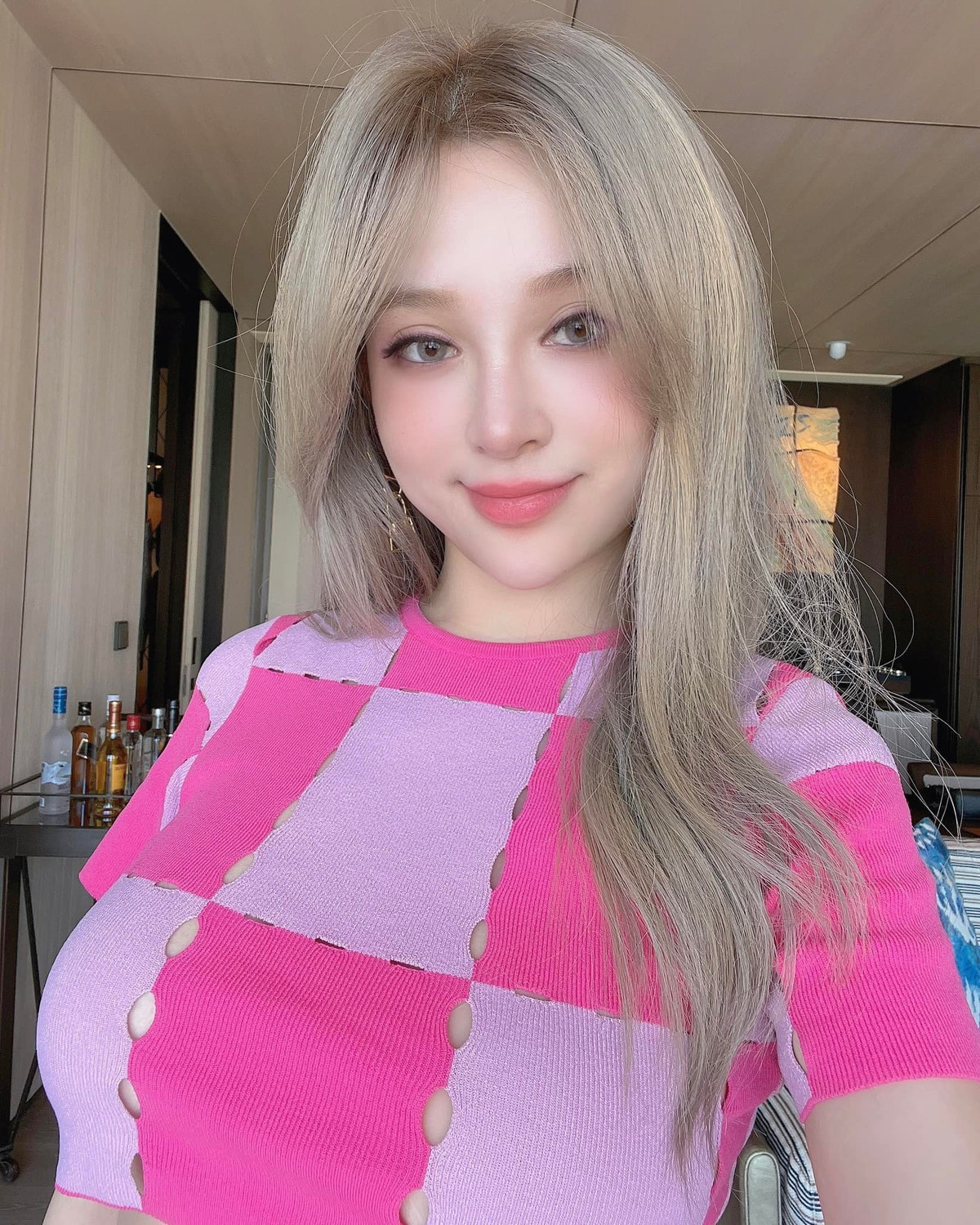 Là hot girl 8X đời đầu cực kỳ nổi tiếng, cứ ngỡ Huyền Baby sẽ "chìm" dần sau khi kết hôn. Tuy nhiên cuộc sống hiện tại của cô lại gây chú ý cực lớn, khiến hội chị em không ngớt ghen tị.