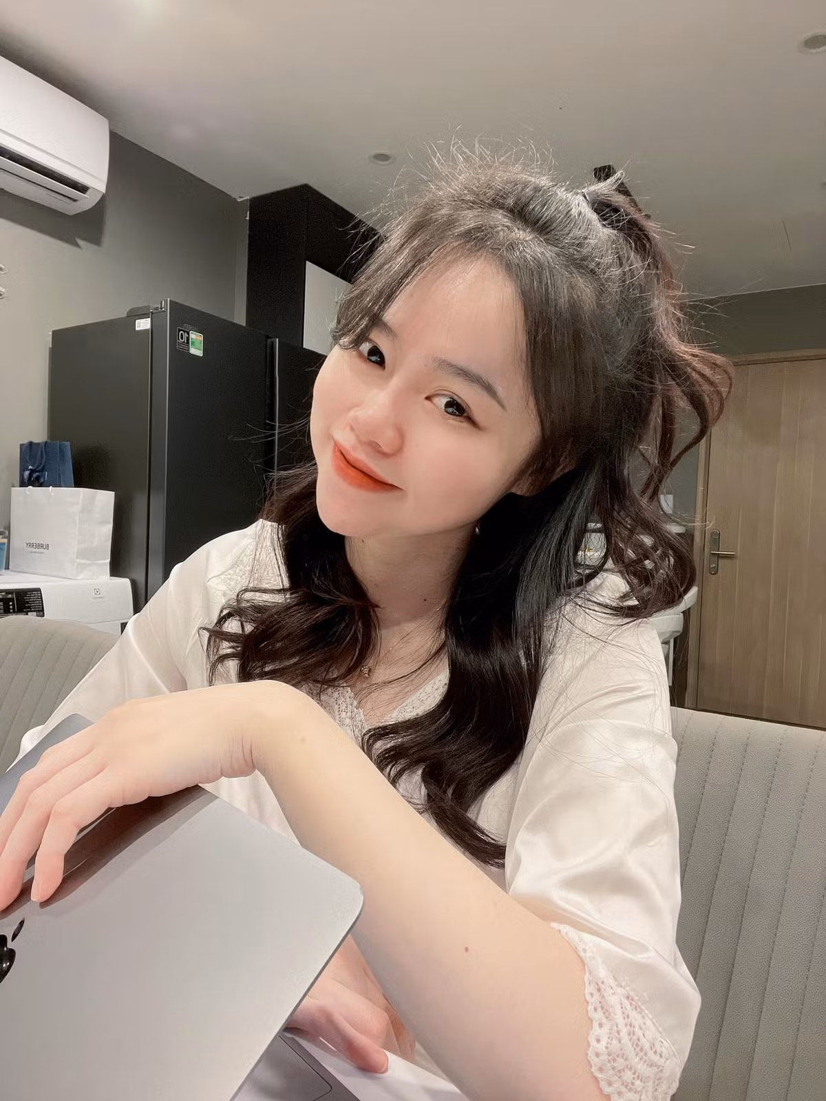 Khoảnh khắc gợi cảm đời thường của bạn gái cũ cầu thủ Quang Hải.