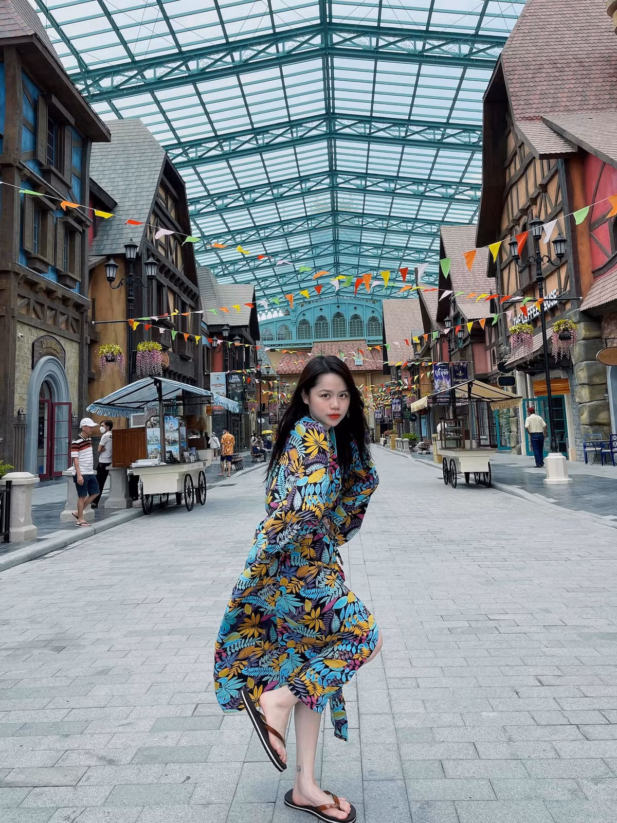 Được biết, Huỳnh Anh sinh ra trong một gia đình giàu có ở Nha Trang nhưng hiện đang sống ở Hà Nội, bố là một đại gia có tiếng và đang làm việc ở Singapore.