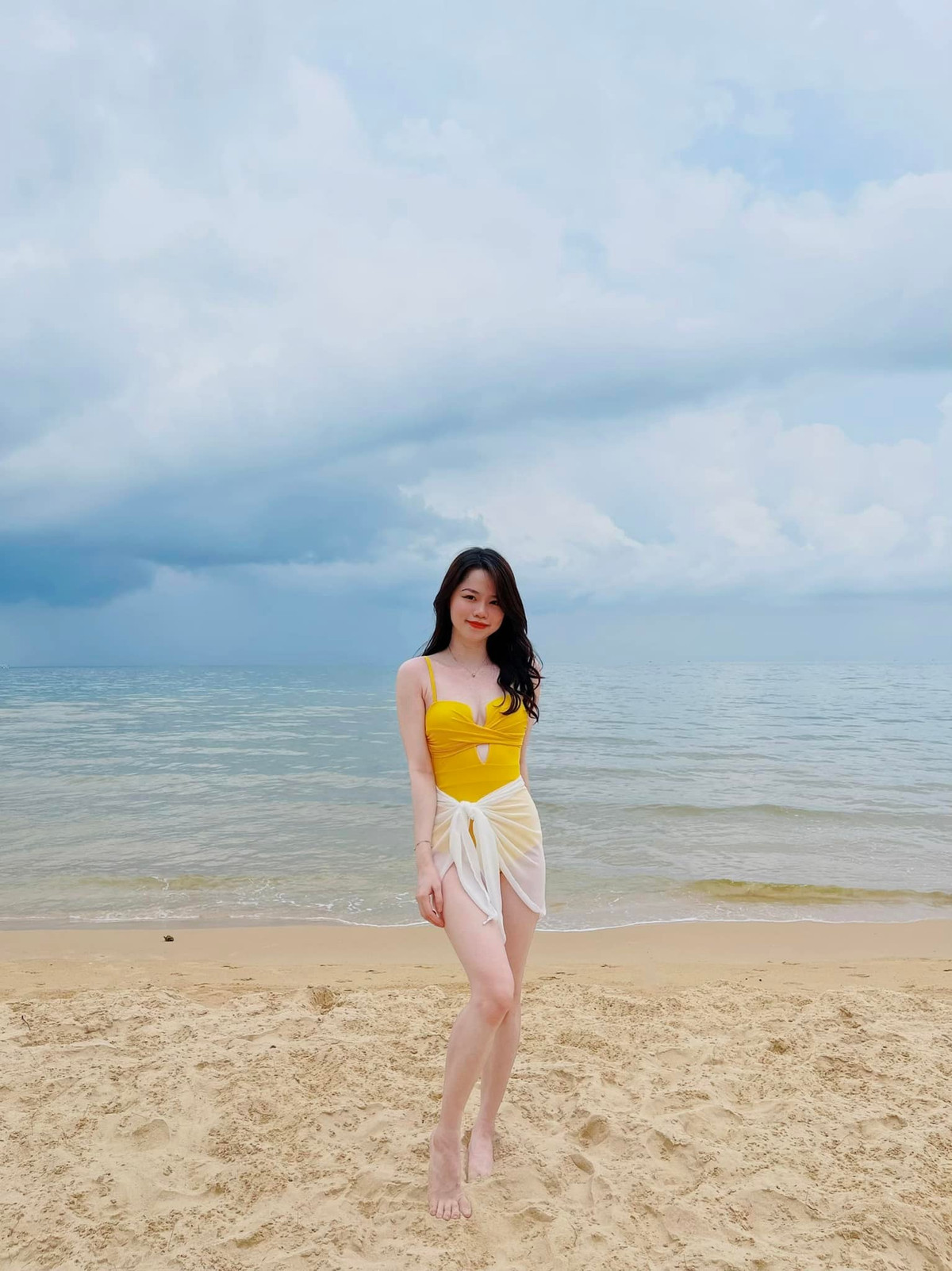 Mới đây, Huỳnh Anh đăng ảnh trong kỳ nghỉ kèm chú thích: "Thì ra đây là biển Phú Quốc. Có nước nè". Trong khoảnh khắc này, hot girl 9x diện áo tắm tông màu vàng nổi bật, cô nàng khéo lấy khăn che vòng ba để tránh quá lộ liễu.