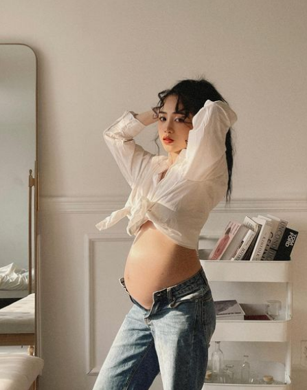 Những tưởng hạ sinh xong là hết đăng, thế nhưng cô nàng vẫn nhiệt tình chia sẻ từng bộ ảnh lên trang cá nhân làm ai cũng ngỡ ngàng.