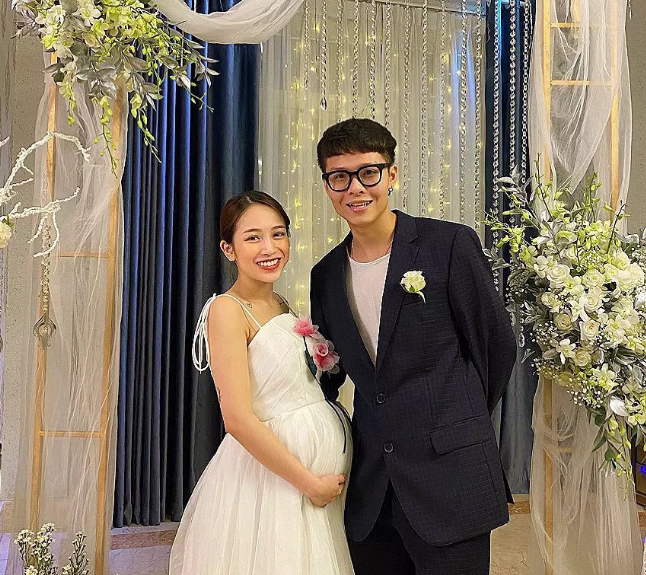 9X đăng tải bản thân nhận được rất nhiều lời chúc từ người thân, bạn bè về việc đã "mẹ tròn con vuông".