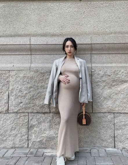 Không chỉ lên đồ chất lừ, Joyce Phạm còn có tuyển tập những dáng post khi bầu bí cực ấn tượng.