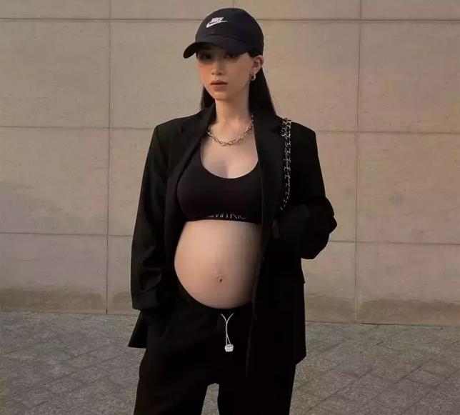 Sau bao ngày nhá hàng bằng loạt ảnh bụng bầu lớn vượt mặt con gái Minh Nhựa đã chính thức sinh tiểu công chúa thứ 2 được đặt tên Jayla.