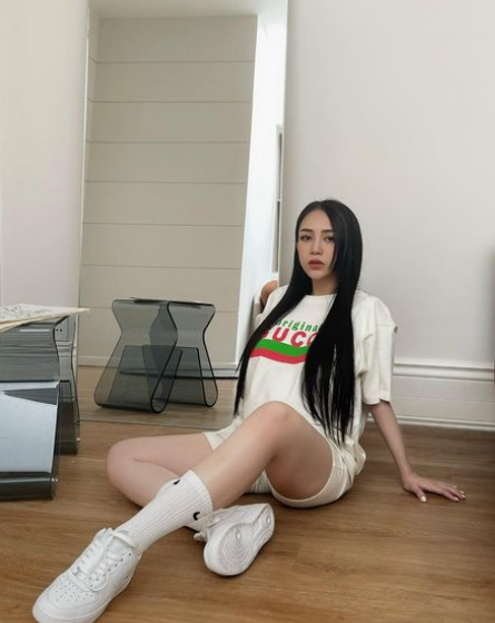 Bầu bí vượt mặt nhưng Joyce Phạm vẫn rất tự tin diện những bộ đồ bó sát, khoe vóc dáng cơ thể.