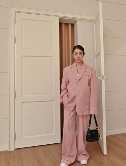 Theo dõi ái nữ Minh Nhựa thường xuyên mọi người hẳn cũng biết, suốt thời gian mang thai lần 2 cô đã cho ra lò không biết bao nhiêu bộ ảnh bầu bí.