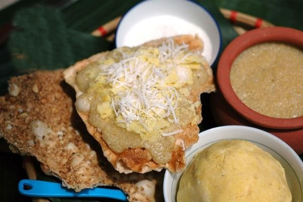 Bánh đa kê là món ăn vặt đã gắn bó với biết bao thế hệ người Việt vẫn còn được bày bán đến tận ngày nay. Ảnh: Tổng hợp