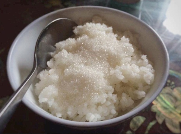 Thật khó để lý giải tại sao cơm trộn đường lại được bao thế hệ ngày xưa "nghiện" đến thế.