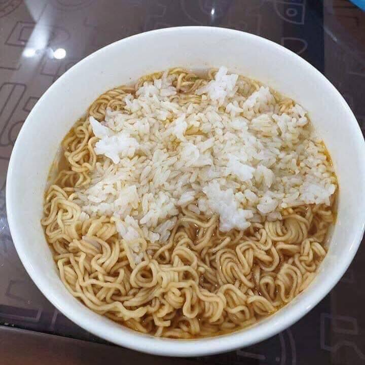 Vừa có giá thành rẻ lại vừa gây hấp dẫn bởi mùi thơm gia vị nên mỳ tôm là món ăn được nhiều người yêu thích trong thời buổi kinh tế khó khăn nhiều năm về trước.