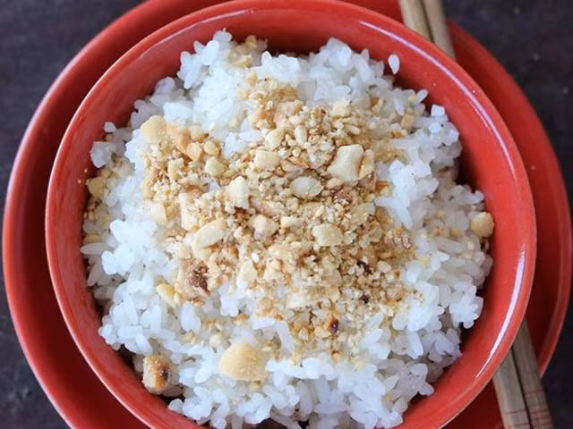 Nếu ai mà đi học trưa ở lại trường, thì mẹ sẽ làm món cơm nắm vừng lạc để ăn, no căng đến tận chiều.