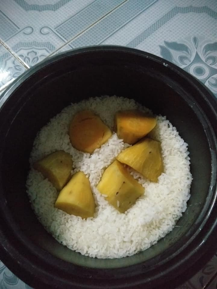 Thời bé của thế hệ 7x, 8x chưa có nhiều thức ăn, cũng không được sung túc như bây giờ nên đã từng có những bữa cơm khác như cơm nguội chan nước mỳ tôm. Đây được coi là món ăn "bất hủ" thời thơ ấu của bao người.