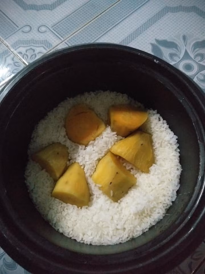 Thời bé của thế hệ 7x, 8x chưa có nhiều thức ăn, cũng không được sung túc như bây giờ nên đã từng có những bữa cơm khác như cơm nguội chan nước mỳ tôm. Đây được coi là món ăn "bất hủ" thời thơ ấu của bao người.