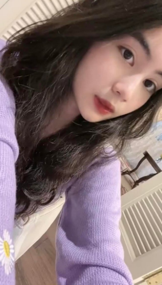 Clip trên TikTok ghi lại, Hạt Dẻ diện chiếc áo màu tím, tóc xõa, trang điểm nhẹ nhàng.