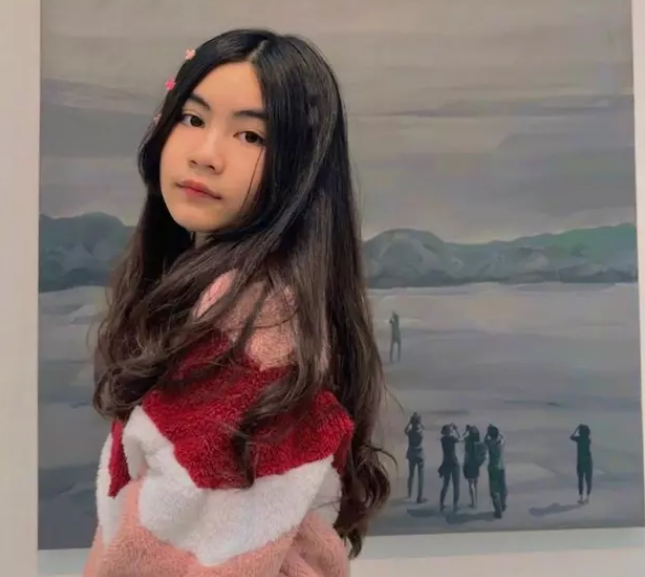 Ngoài cô cả vừa qua liên tục chiếm sóng MXH, con gái út Quyền Linh còn xinh đẹp, dễ thương không kém phần cô chị.