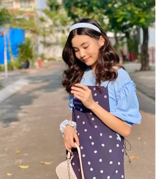Không chỉ đàn giỏi, hát hay, ngoại hình cao ráo ở tuổi 14, Hạt Dẻ còn được bố mẹ đầu tư cho khoản học hành.