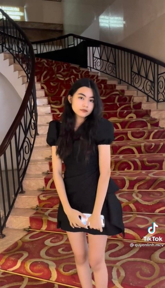 Nhan sắc đến vóc dáng của con gái út nhà nam MC khiến nhiều người mê mẩn vì xinh xắn không thua kém chị gái Lọ Lem là bao.