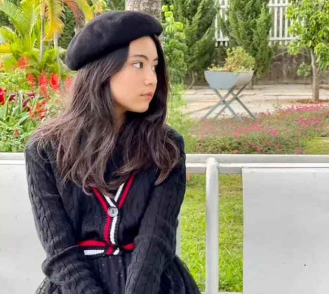 Mới đây con gái Quyền Linh gây chú ý khi show cận gương mặt xinh xắn, đẹp không tì vết.