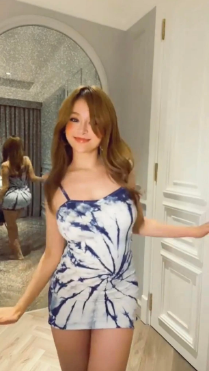 Không những vậy, hội những người tinh mắt còn nhận thấy rằng Huyền Baby nhún chân khi quay clip nên vô tình khiến hình thể trông tròn trịa hơn.