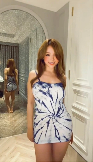 Dù có xuất hiện những bình luận chê vóc dáng thật, nhưng vẫn có netizen cho rằng nhìn Huyền Baby qua gương càng thêm phần cuốn hút hơn.