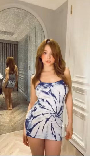 Nhìn trong gương, vóc dáng của Huyền Baby có phần mũm mĩm hơn so với clip tự đăng. Phần đùi không thon gọn nhưng vòng 3 lại cực kì bốc lửa.