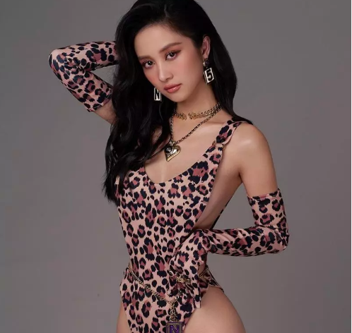 Trong bộ ảnh mới nhất, hot girl 9X hóa thành một nàng báo gợi cảm. Thay vì check-in ở các resort sang trọng, lần này, Jun Vũ quyết định chụp đồ bơi trong studio.