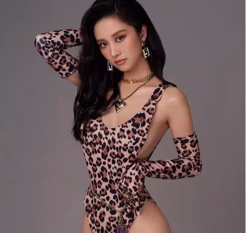 Trong bộ ảnh mới nhất, hot girl 9X hóa thành một nàng báo gợi cảm. Thay vì check-in ở các resort sang trọng, lần này, Jun Vũ quyết định chụp đồ bơi trong studio.