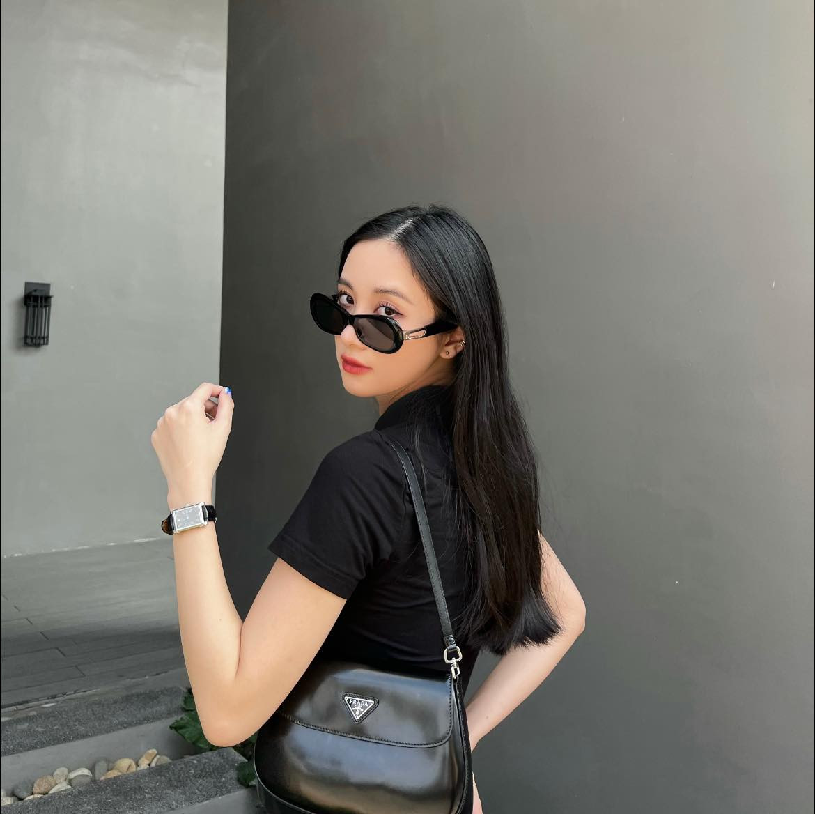 Jun Vũ thay đổi ngoạn mục về phong cách ăn mặc, xuất hiện trên mạng xã hội với hình ảnh bất ngờ. Cô nàng quyến rũ, sắc sảo và táo bạo hơn hẳn.