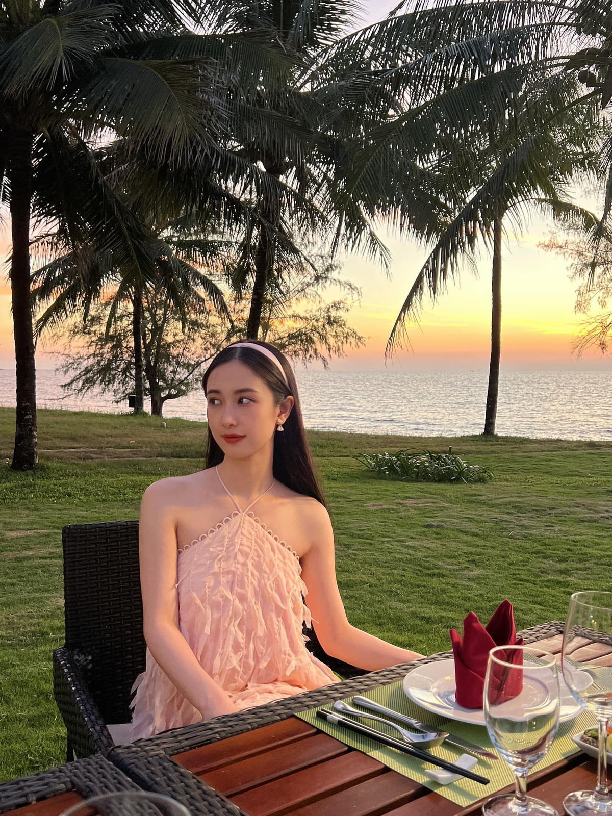 Dường như cô nàng này có thể "cân" được mọi phong cách từ ngây thơ, trẻ trung đến gợi cảm, quyến rũ. Ảnh: IGNV