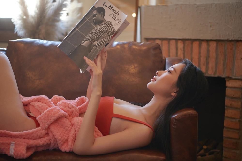 Hot girl Jun Vũ được ví như người "em gái quốc dân", vẻ nữ tính, nhẹ nhàng khiến nhiều người say đắm.