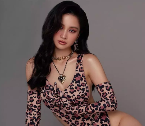 Những năm gần đây, gái xinh Jun Vũ có bước "lột xác" ngoạn mục về phong cách. Từ "hot girl trà sữa" vạn người mê, cô nàng chuyển mình trở thành "nữ hoàng bikini" gợi cảm.