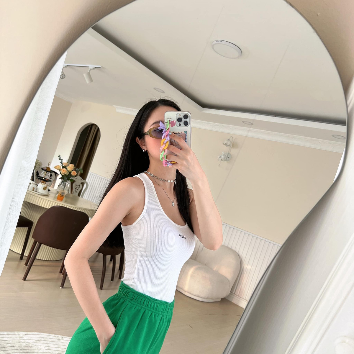 Đồng thời người đẹp sinh năm 1995 cũng tìm đến biện pháp can thiệp dao kéo vòng 1 để vóc dáng trở nên gợi cảm.