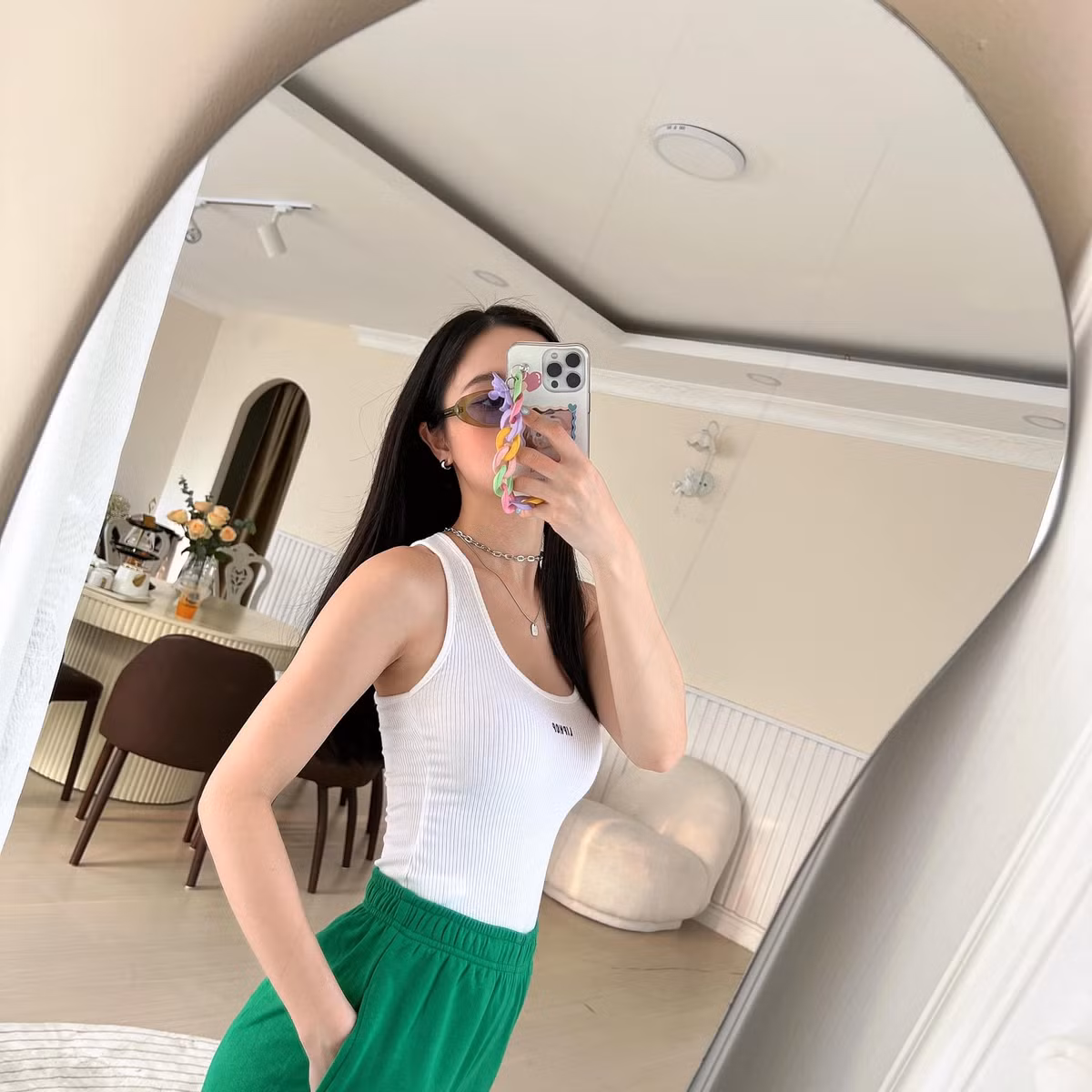 Đồng thời người đẹp sinh năm 1995 cũng tìm đến biện pháp can thiệp dao kéo vòng 1 để vóc dáng trở nên gợi cảm.