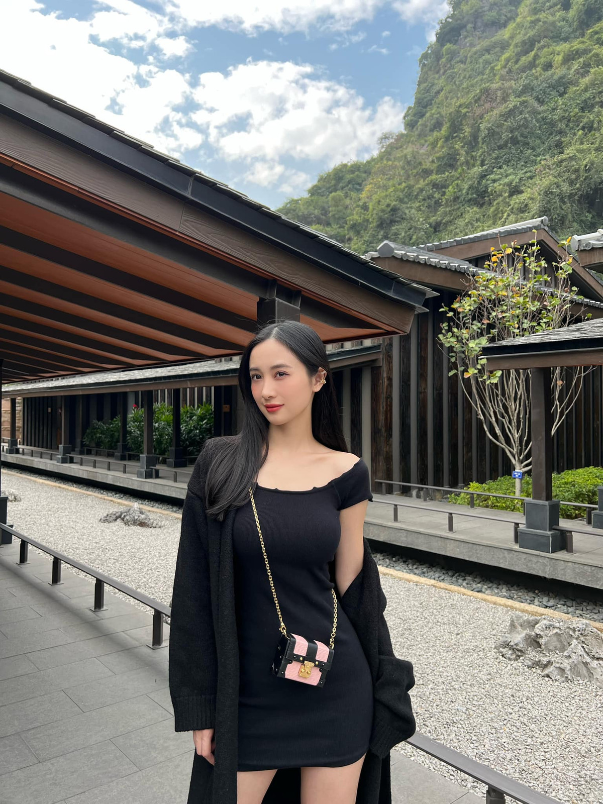 Gương mặt dịu dàng cùng vóc dáng gợi cảm, quyến rũ tạo nên một nét đẹp đặc biệt cho Jun Vũ.