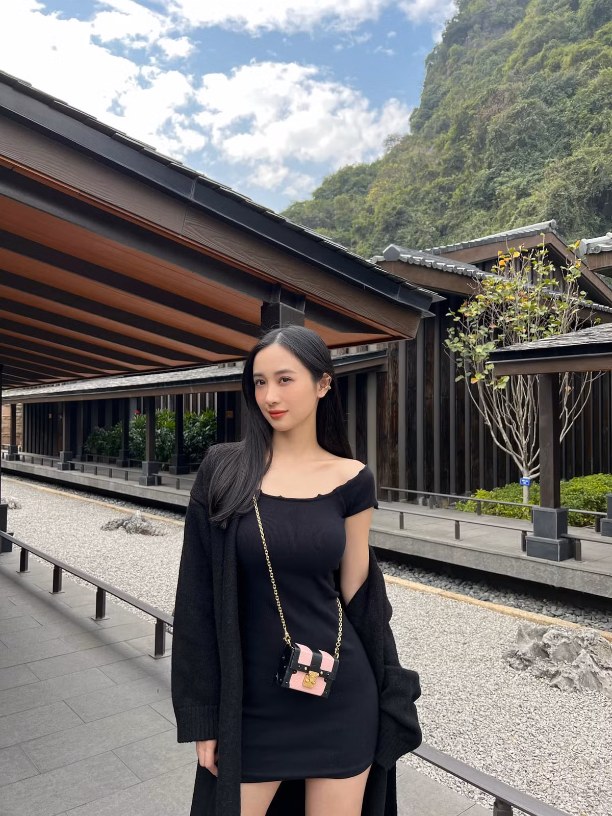 Gương mặt dịu dàng cùng vóc dáng gợi cảm, quyến rũ tạo nên một nét đẹp đặc biệt cho Jun Vũ.