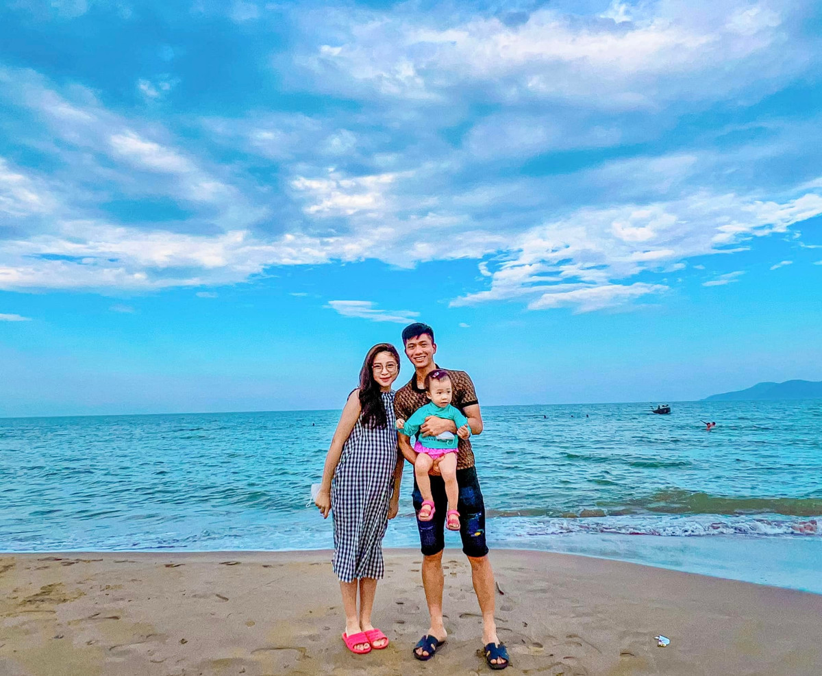 Dưới bài đăng, vợ Phan Văn Đức nhận được rất nhiều lời chúc mừng từ bạn bè, đồng nghiệp và người hâm mộ.