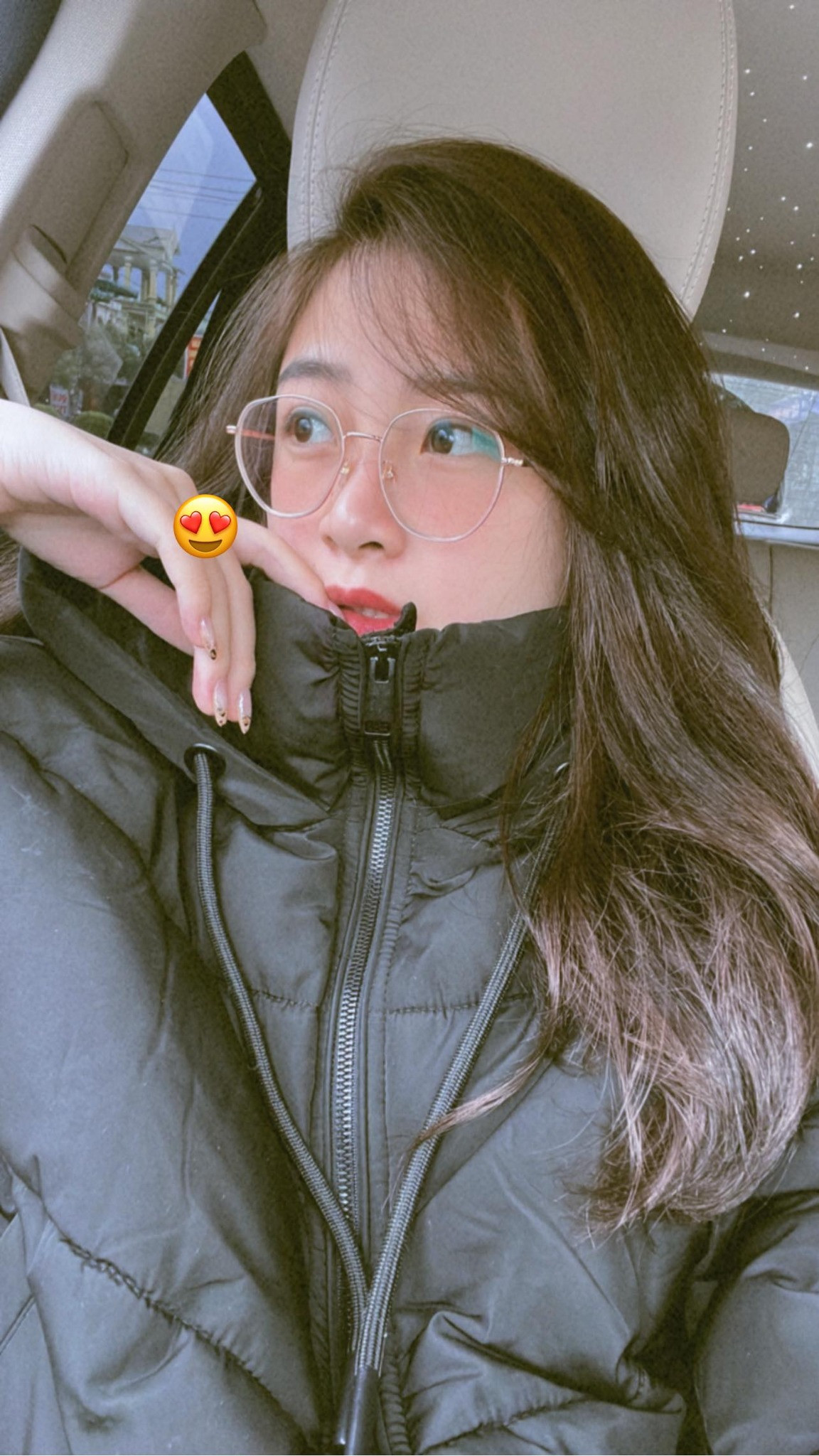 Về phía nàng WAG Nhật Linh, cô từng nổi tiếng là "cô giáo hot girl" nhờ bức ảnh trong đợt thực tập tại trường mầm non huyện Diễn Châu.