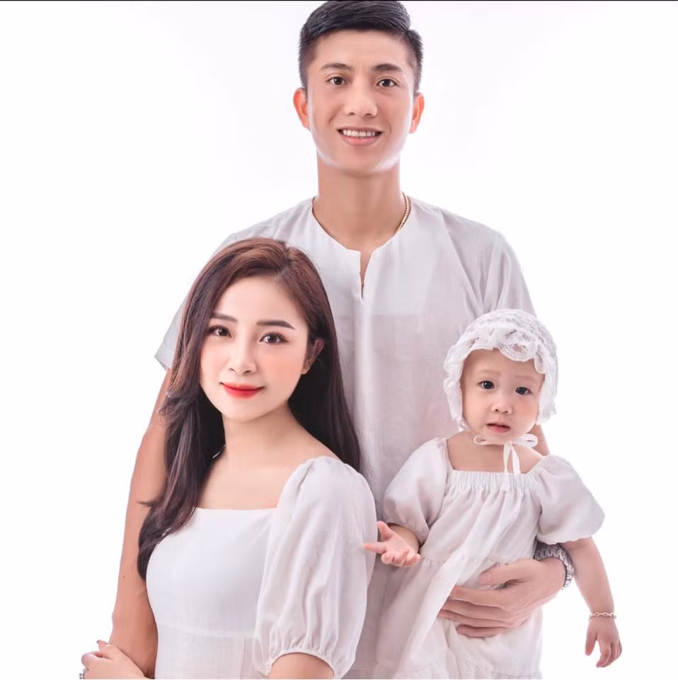 Có thể thấy sau trung vệ Bùi Tiến Dũng, Phan Văn Đức là cầu thủ tiếp theo chuẩn bị gia nhập hội ông bố 2 con.