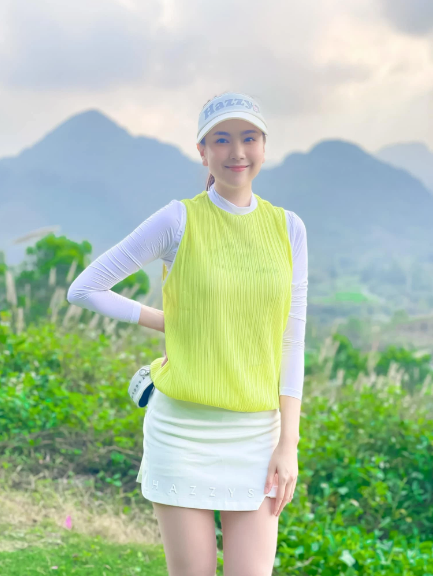 Ngoài thời gian làm việc, cô cùng hội chị em lên đồ chơi golf, tập gym, cắm hoa, chơi đàn, nấu nướng, đi cafe với bạn bè...