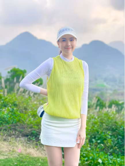 Ngoài thời gian làm việc, cô cùng hội chị em lên đồ chơi golf, tập gym, cắm hoa, chơi đàn, nấu nướng, đi cafe với bạn bè...