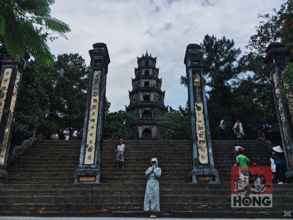 Từ trường học đến đình chùa, miếu mạo đều có các dáng pose đa dạng cho chị em học tập dù mặc áo chống nắng kín thân.