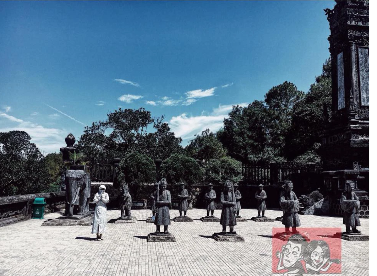 Cùng dáng pose đó bạn có thể áp dụng thêm ở một góc chụp khác, đem lại hiệu quả nổi bật không kém.