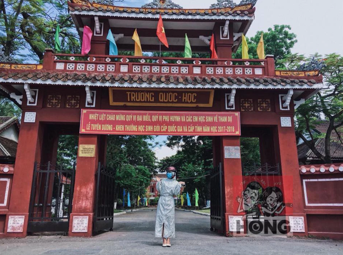 Điển hình là khoảnh khắc một cô gái đang đi Huế mà trời quá nắng, cô nhanh chóng hoá thân thành ninja và không ngần ngại tạo dáng đầy tự tin.