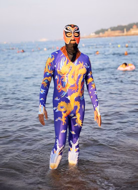 Trang phục kỳ lạ này nhanh chóng khiến netizen tò mò, một số ý kiến cho rằng bộ đồ tắm rất hợp với những bạn theo phong cách "gái ngoan đoan chính" bởi không hề hở hang.