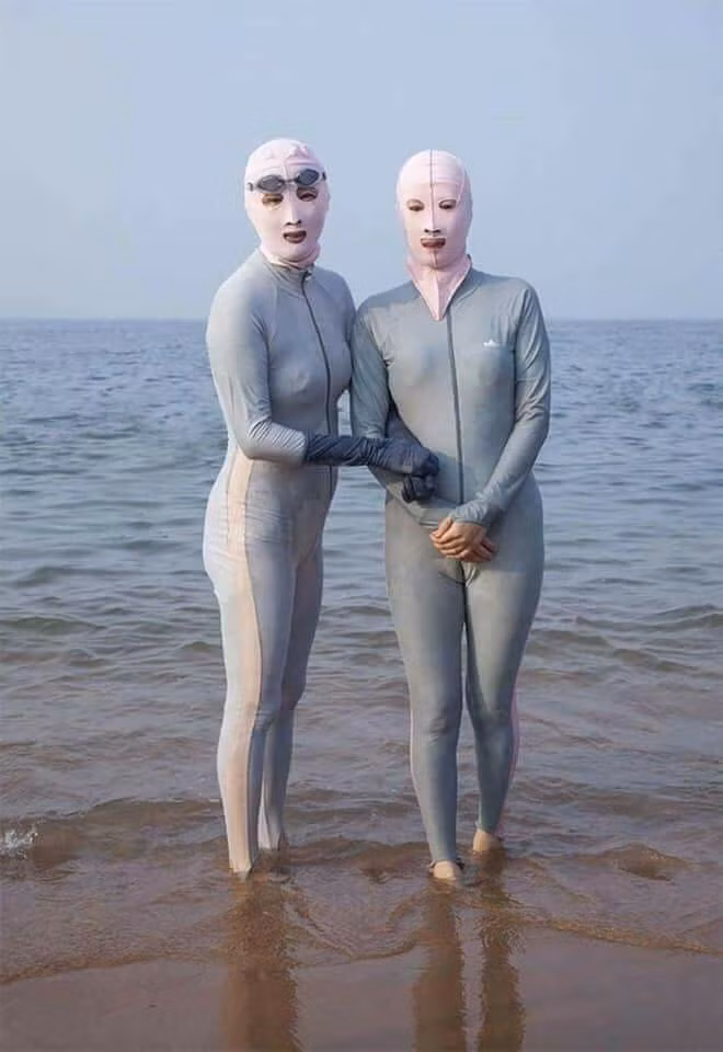 Thông thường khi đu du lịch, đặc biệt là du lịch biển các chị em ai cũng chuẩn bị cho mình một bộ bikini để thả dáng và tắm biển. Tuy nhiên đối với tín đồ sợ nắng thì những đồ bơi dài tay, kín mắt từ đầu đến chân lại là lựa chọn hoàn hảo.