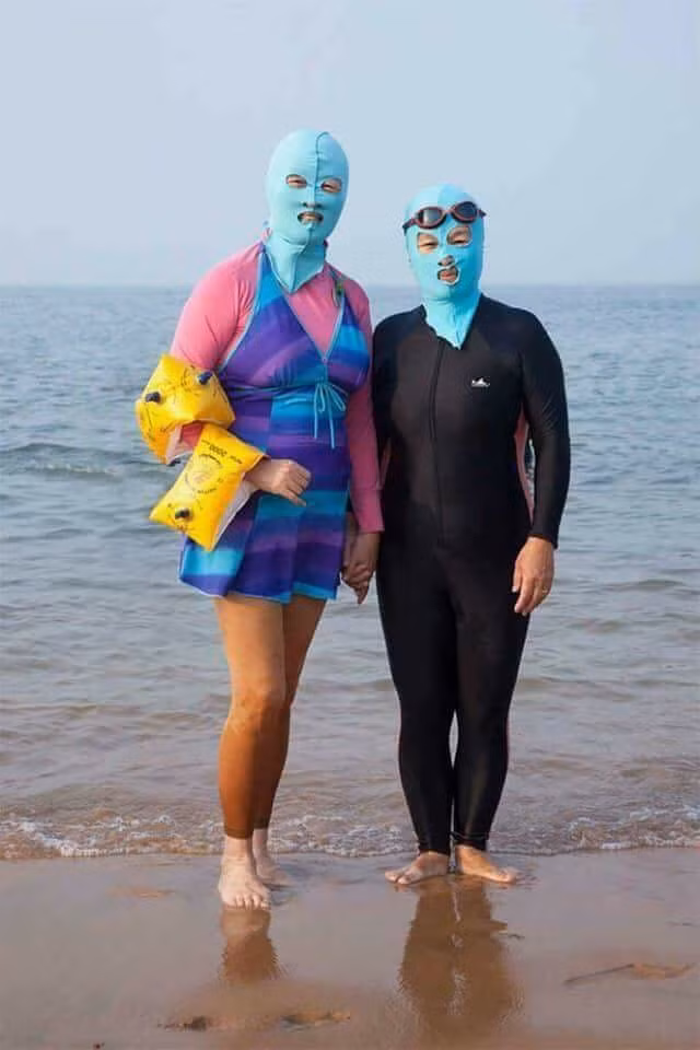 Thậm chí, trên đầu họ cũng có một chiếc mũ giống như mặt nạ, bọc kín phần đầu và mặt, chỉ lộ ra mắt, mũi và miệng.