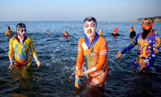 Thiết kế kỳ lạ này được cư dân mạng đánh giá là giống như trang phục của những tên cướp vì chúng cũng che toàn bộ khuôn mặt chỉ để lại lỗ mũi, mắt miệng như thế này.