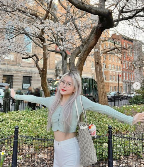 Dễ nhận thấy, mặc dù đang theo học tại ngôi trường học phí tiền tỷ, thế nhưng Chao không gặp khó khăn về tài chính mà còn tận hưởng những thú vui chỉ có của hội nhà giàu.