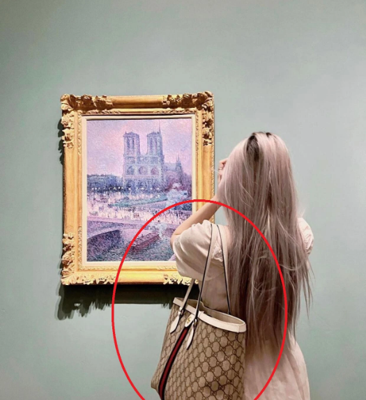 Trên trang cá nhân, Chao cũng vừa chia sẻ khoảnh khắc đi du lịch cùng hội bạn bè, ăn uống ở nhà hàng sang trọng như một hình thức tự thưởng cho bản thân sau 1 kỳ học hành vất vả